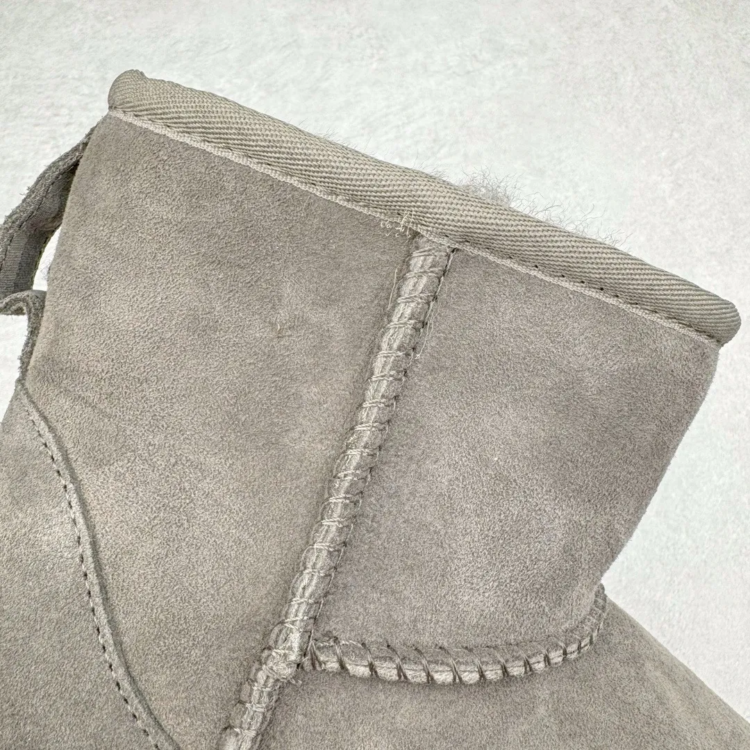 Pick up locally💰520 UGG 6222 Classic short-cut autumn and winter sheepskin and fur integrated snow boots. All shoes are made from the same factory as ZP. Longfeng A-grade Australian imported sheepskin and fur integrated men's and women's boots. Brand OEM production line. Fully follow the ZP process. OEM original pattern maker. Adhering to the principle of no original shoes and no development selection. Pay attention to every detail. The most authentic version on the market. TREADLITE "Light Wing" technology outsole. Lightweight/durable/flexible/pile size: 35 36 37 38 39 40 41 42 43 44 45 Coding: by2936060